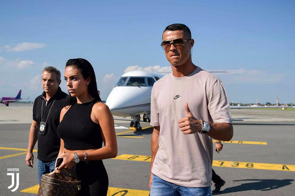 Điểm tin bóng đá chiều nay (16/7): Ronaldo bảnh bao đáp máy bay xuống Turin